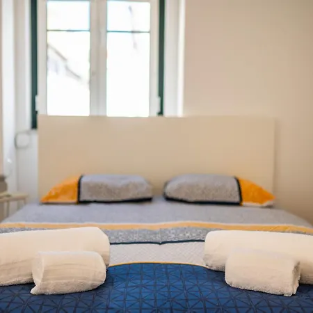 Modern Bairro Alto Хостел *